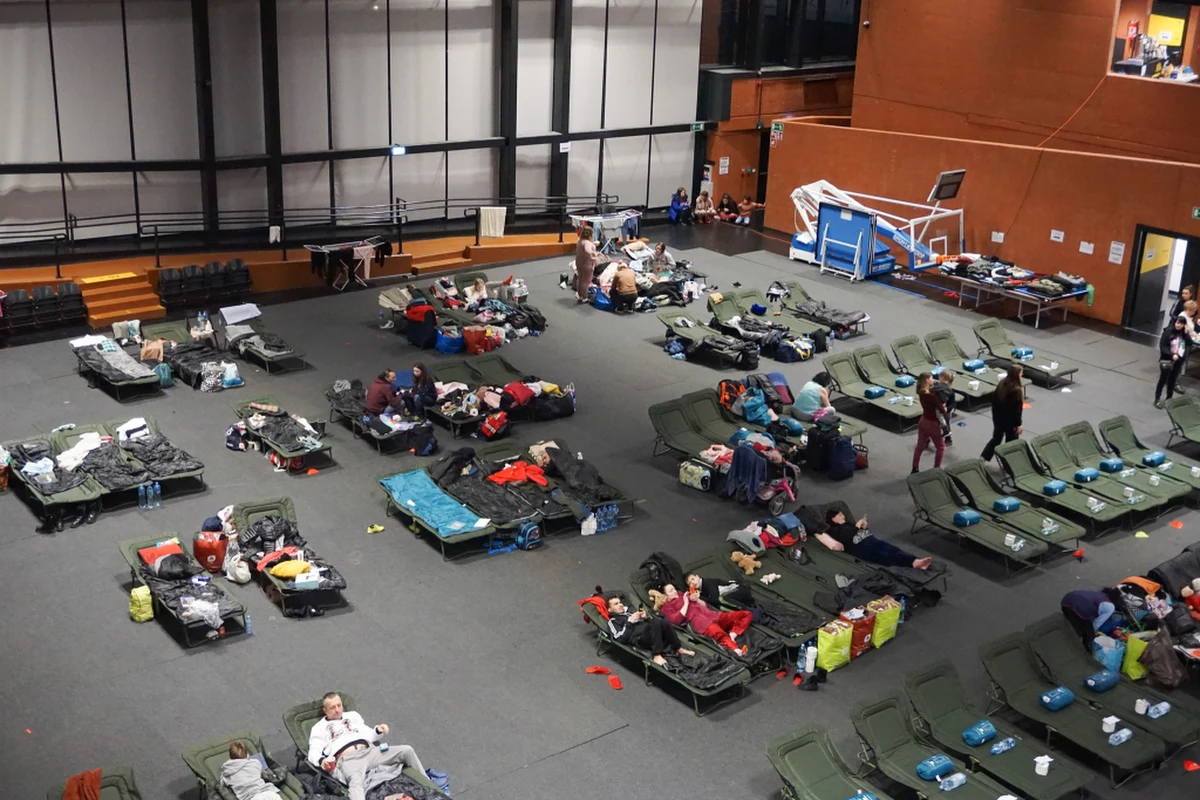 Władze Krakowa uruchomiły kolejne punkty, w których kwaterowani są przybywający do miasta uchodźcy. To m.in. budynek dawnej Kliniki Chorób Zakaźnych i Gastroenterologii na ul. Śniadeckich 5 i hala 100-lecia KS Cracovia wraz z Centrum Sportu Niepełnosprawnych.