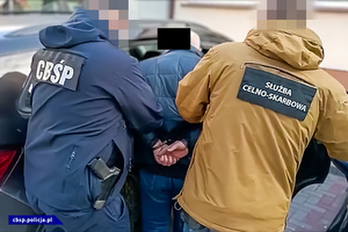 Policjanci z Centralnego Biura Śledczego Policji wspólnie z funkcjonariuszami Krajowej Administracji Skarbowej zatrzymali pięć osób podejrzanych o udział w zorganizowanej grupie przestępczej. Podejrzani dokonując fikcyjnego obrotu paliwami mogli "wyprać" ponad 84 mln zł.

