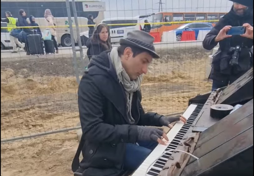 Kolejne nagranie z ogarniętej wojną Ukrainy trafiło do sieci. Wideo z poruszającym występem pianisty poruszyło internautów. 