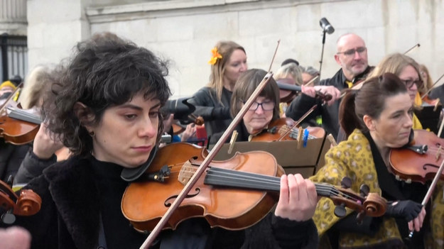 Na londyńskim Trafalgar Square muzycy zagrali spontaniczny koncert, aby okazać solidarność z Ukrainą. Orkiestra pod dyrekcją Rosjanina Petra Limonowa wykonała ukraiński hymn narodowy, a także utwory skomponowane przez ukraińskich artystów.