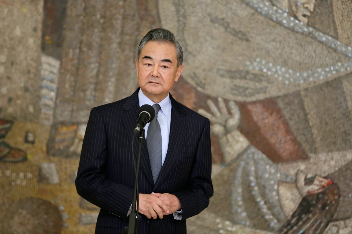 Przyjaźń między narodami Chin i Rosji jest "solidna jak skała", a oba kraje mają szerokie perspektywy współpracy - oświadczył szef chińskiego MSZ Wang Yi na dorocznej konferencji prasowej w kuluarach sesji parlamentu. Minister spraw zagranicznych stwierdził, że Tajwanu i Chin "nie można porównywać, ponieważ Tajwan jest nieodłączną częścią terytorium ChRL, a kwestia Ukrainy dotyczy sporu pomiędzy Rosją a Ukrainą". Jak dodał, Ukraina otrzyma pomoc od Chińskiego Czerwonego Krzyża.