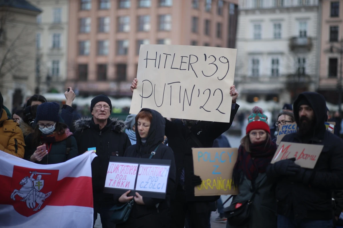 "Łukaszenko nie jest Białorusią", "Pomagajmy - nie hejtujmy"  - to hasła uczestników konferencji prasowej w Białymstoku zorganizowanej przez posła Lewicy Pawła Krutula. Obecna na konferencja Białorusinka Natalia podkreślała, że mają miejsce prowokacje białoruskich i rosyjskich służb specjalnych. "Oni chcą nas przeciwstawić sobie, żebyśmy się podzielili i walczyli ze sobą" - stwierdziła.