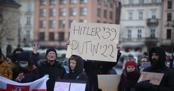 "Łukaszenko nie jest Białorusią", "Pomagajmy - nie hejtujmy"  - to hasła uczestników konferencji prasowej w Białymstoku zorganizowanej przez posła Lewicy Pawła Krutula. Obecna na konferencja Białorusinka Natalia podkreślała, że mają miejsce prowokacje białoruskich i rosyjskich służb specjalnych. "Oni chcą nas przeciwstawić sobie, żebyśmy się podzielili i walczyli ze sobą" - stwierdziła.