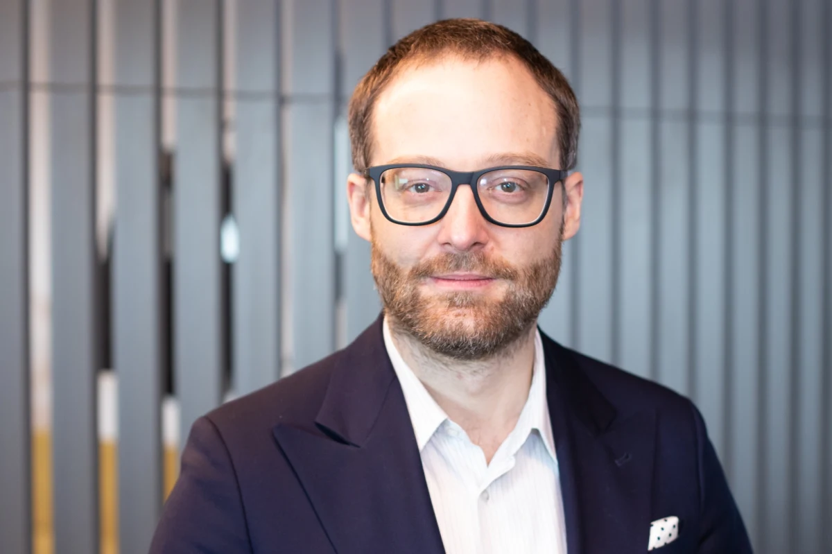 "Zmienności na rynkach nie da się ograniczyć, zadekretować, będzie nam cały czas towarzyszyć" - tak o obecnej sytuacji na rynkach mówił w specjalnym wydaniu Rozmowy w RMF FM Marek Dietl, prezes zarządu Giełdy Papierów Wartościowych. "Ważne, żeby nie popadać w emocje. Jeśli mamy portfel inwestycyjny, jesteśmy inwestorem długoterminowym, raczej odłóżmy nasz telefon, laptop i przeczekajmy zawieruchę" - radził prezes zarządu GPW. 