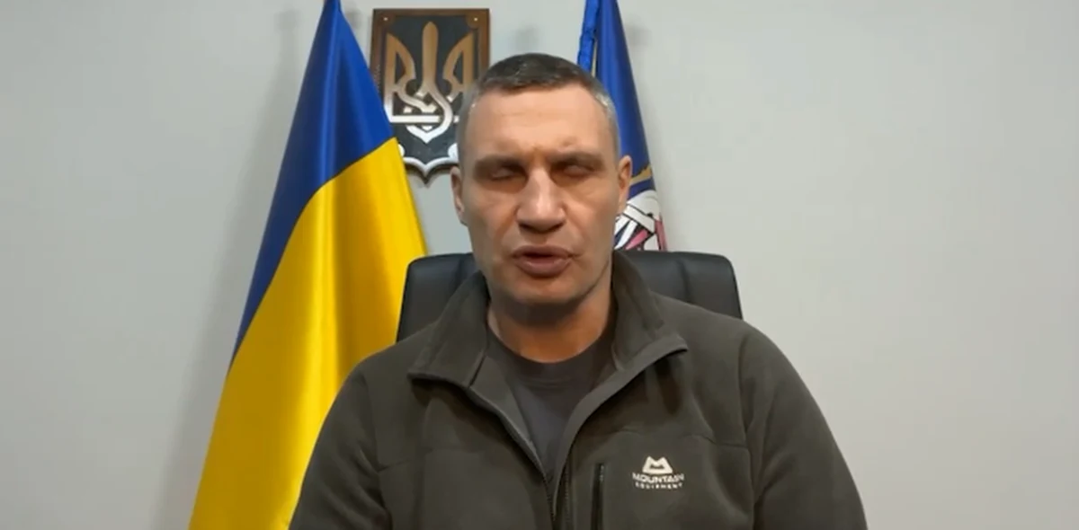 "Pod Kijowem trwają zacięte walki. Ze szczególną wściekłością wróg niszczy Buczę, Hostomel, Worzel, Irpień. Celowo zabijani są cywile. Zginął wójt gminy hostomelskiej Jurij Pryłypko, kiedy rozdawał chleb i leki. To mój kolega, którego dobrze znałem ze Stowarzyszenia Miast, z naszej współpracy. Wieczny odpoczynek" - powiedział mer Kijowa Witalij Kliczko w opublikowanym w poniedziałek nagraniu. Film pojawił się na komunikatorze Telegram.
