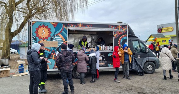 Miała to być jednorazowa podróż na granicę z Ukrainą, aby karmić uchodźców. Pomoc jest jednak wciąż potrzebna, więc jedna z olsztyńskich restauracji ponownie wysłała swoją załogę z foodtruckiem. Tym razem mobilna kuchnia zaparkowała w pobliżu przejścia granicznego w Medyce.