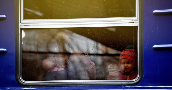 Czarny Dunajec na Podhalu przyjął 36 sierot wraz z opiekunami ze zniszczonego działaniami wojennymi Żytomierza. W poniedziałek ma dotrzeć kolejnych 19 osób. Jedna z opiekunek przekazała, że nie mają do czego wracać, bo ich domy zostały zrównane z ziemią.

