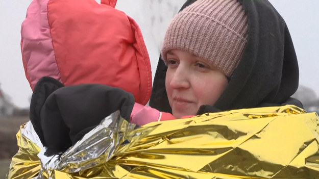 Setki uchodźców przekroczyły granicę w Medyce i czekają na autobusy. Z Ukrainy uciekło już 1,5 mln osób. Na granicy wspierają ich wolontariusze i polskie służby. Nie widać paniki, wszystko jest dobrze zorganizowane, a Polacy i ochotnicy z innych krajów pomagają, jak tylko mogą. 