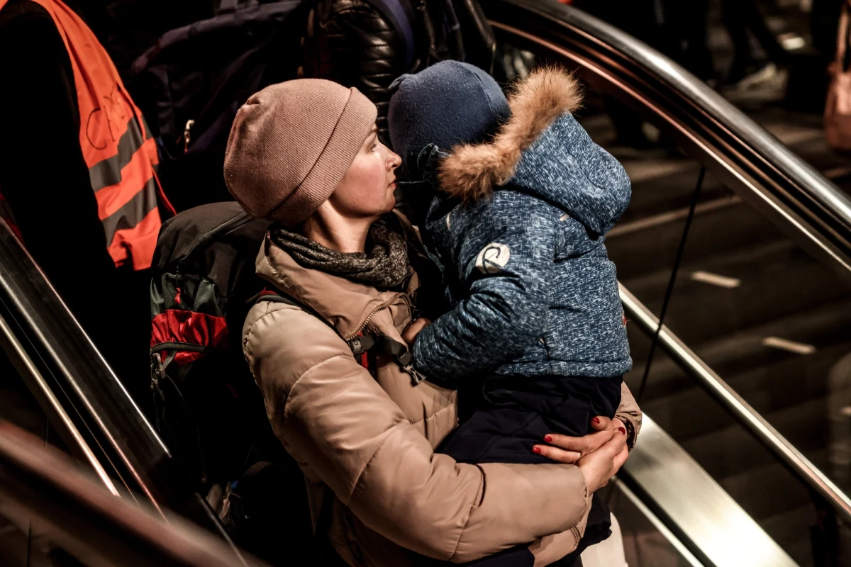 Uwaga na kolejną falę dezinformacji w mediach społecznościowych! Jak ostrzega Instytut Badania Internetu i Mediów Społecznościowych – kolejne fake newsy mają na celu tonowanie nastrojów proukraińskich. W sieci będzie pojawiać się coraz więcej nieprawdziwych informacji, które mają wywołać panikę i poróżnić Polaków w kwestii uchodźców z Ukrainy. "Jest wojna, a my uczestniczymy w grze" - ostrzega ekspert ochrony wizerunku w sieci Michał Fedorowicz. Kto nas dezinformuje i jak się przed tym bronić? O to eksperta IBIMS pytał nasz dziennikarz Paweł Pawłowski.