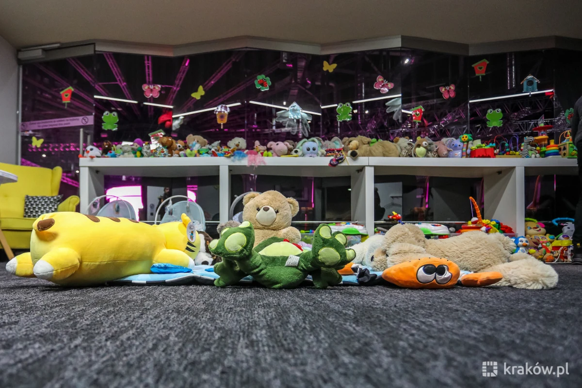 Zajęcia sportowe i prowadzone przez animatorów, miejsce, gdzie po prostu można odpocząć - tak będzie działać Dziecięca Przystań w Tauron Arenie Kraków. Pomoc dla najmłodszych Ukraińców ruszy we wtorek.

