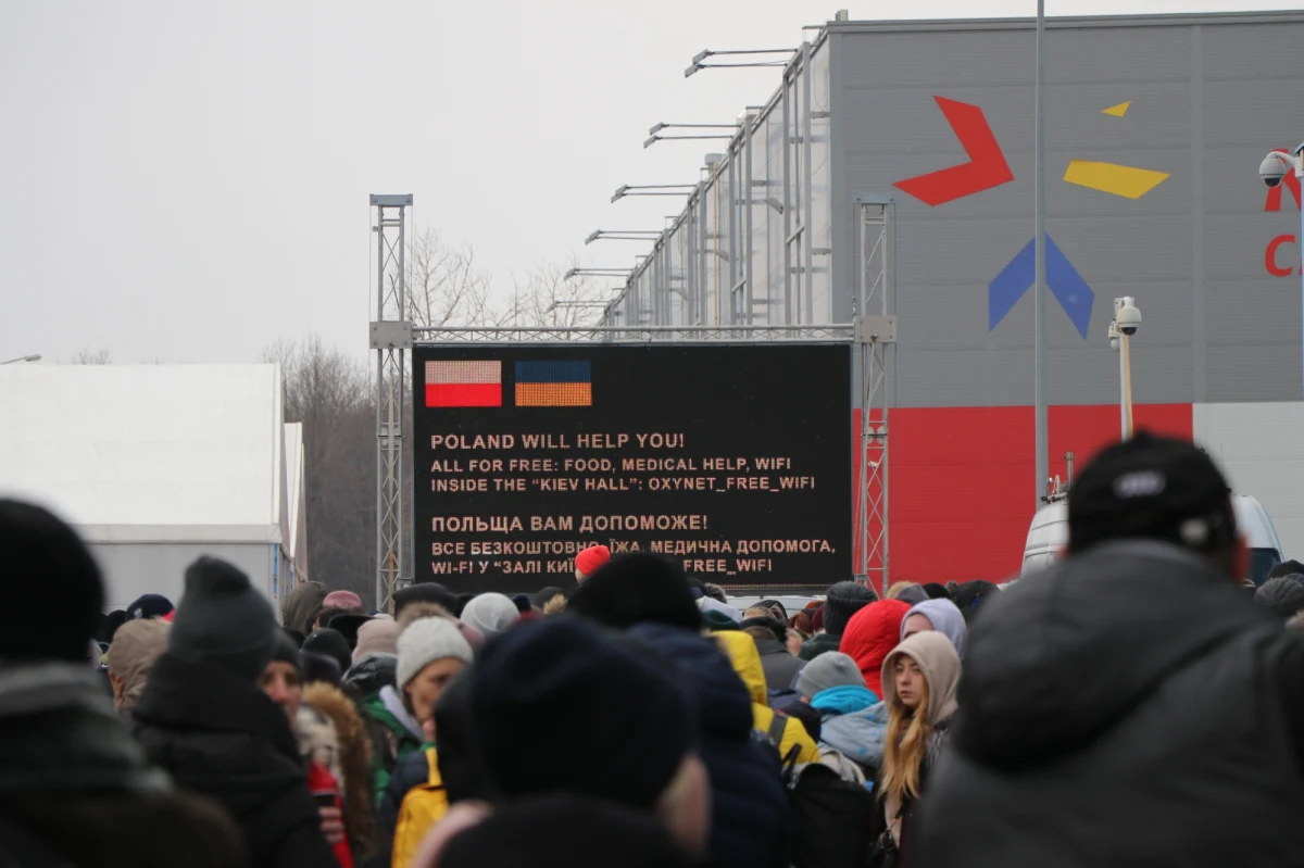 Z dnia na dzień do Polski przyjeżdża coraz więcej uchodźców z Ukrainy. Bardzo trudna sytuacja jest obecnie na przejściu granicznym w Korczowej. W Hali Kijowskiej obok przejścia stłoczonych jest kilkanaście tysięcy uchodźców. 