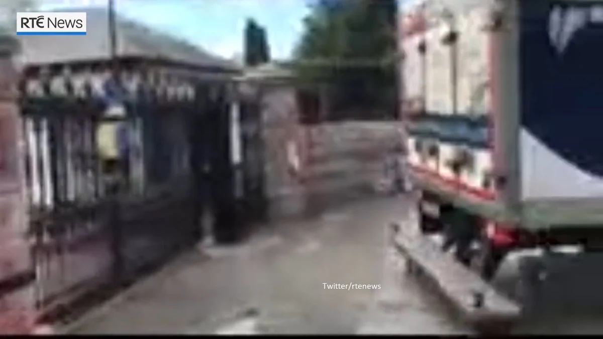 Irlandzka policja aresztowała w poniedziałek kierowcę ciężarówki, który uderzył nią w bramę ambasady Rosji w Dublinie. W ostatnich dniach przed ambasadą odbywały się protesty przeciw rosyjskiej inwazji na Ukrainę.