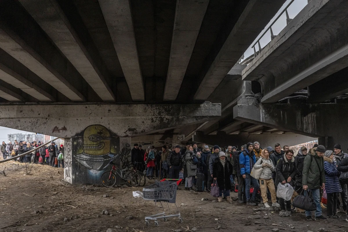 Z podkijowskiego Irpienia ewakuowano 2 tys. osób, w tym 200 dzieci – przekazało ministerstwo spraw wewnętrznych Ukrainy w komunikatorze Telegram. Od kilku dni w tej miejscowości toczą się ciężkie walki z Rosjanami. 