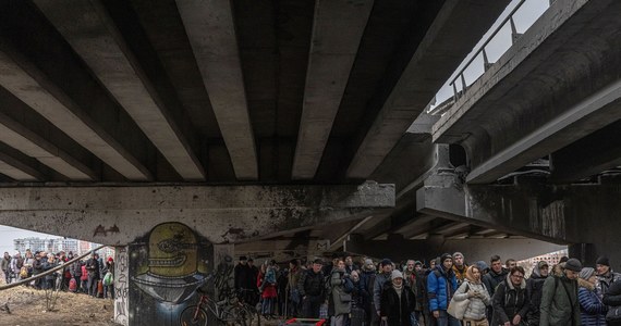 Z podkijowskiego Irpienia ewakuowano 2 tys. osób, w tym 200 dzieci – przekazało ministerstwo spraw wewnętrznych Ukrainy w komunikatorze Telegram. Od kilku dni w tej miejscowości toczą się ciężkie walki z Rosjanami. 