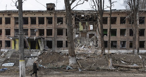 Od momentu rozpoczęcia 24 lutego rosyjskiej inwazji na Ukrainę potwierdzono śmierć 406 cywilów, w tym 27 dzieci - poinformowało w poniedziałek w oświadczeniu Biuro Wysokiego Komisarza Narodów Zjednoczonych ds. Praw Człowieka (OHCHR). Jak dodano, 801 cywilów zostało rannych. Organizacja podaje również, że z kraju ogarniętego wojną udało się uciec już ponad 1,7 mln osobom.