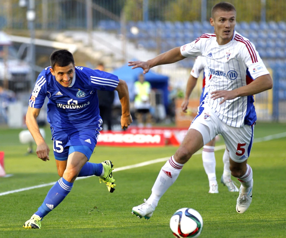 Wojna zastała jego żonę i córki w Kijowie niedaleko ostrzeliwanego lotniska. "Dzieci tylko słyszały wybuchy z daleka. Na szczęście nie widziały zabójstw, które teraz dzieją się w Ukrainie" - mówi w rozmowie z RMF FM Ołeksandr Szeweluchin były piłkarz Górnika Zabrze, a obecnie drugi trener GKS-u Jastrzębie. W rozmowie z Wojciechem Marczykiem, pochodzący z Kijowa były zawodnik opowiada o tym, jak jego bliscy bronią stolicy Ukrainy. Wspomina też, jak dokładnie sytuacja w Irpieniu, gdzie Rosjanie strzelają do cywilów, a gdzie wciąż pozostali jego krewni.