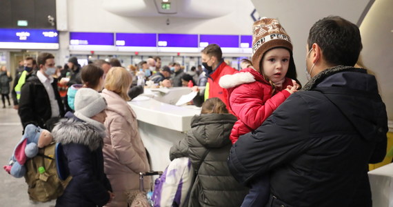 Dworzec Centralny w Warszawie jest wypełniony uchodźcami z Ukrainy, którzy uciekli do Polski przed wojną. Na miejscu pracują wolontariusze, którzy udzielają im doraźnej pomocy, oferując m.in ciepły posiłek czy opiekę medyczną.