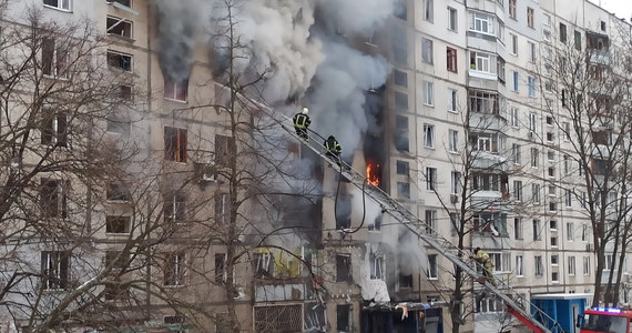 Poniedziałek był 12. dniem rosyjskiej inwazji na Ukrainę. 7.03.2022 na Białorusi doszło do trzeciej rundy rozmów rosyjsko-ukraińskich. Choć obie strony ogłosiły, że nie osiągnęły oczekiwanych rezultatów, to poinformowano, że spotkania będą kontynuowane. Pewne jest, że w czwartek w Turcji spotkają się szefowie MSZ Ukrainy i Rosji. Kongres USA uzgodnił projekt ustawy wprowadzającej embargo na rosyjską ropę. Tymczasem rząd Niemiec opowiedział się przeciwko takim regulacjom. Rosja po raz kolejny udaremniła otwarcie korytarzy do ewakuacji ludności cywilnej. ONZ poinformowała, że najgorsza sytuacja humanitarna jest w takich miastach jak Charków, Mariupol i Melitopol.