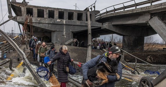 Rosyjski resort obrony zapowiedział lokalne zawieszenia broni na Ukrainie od godz. 7 GMT (godz. 8 czasu polskiego) we wtorek, aby umożliwić ewakuację ludności cywilnej przez korytarze humanitarne - podaje AFP.