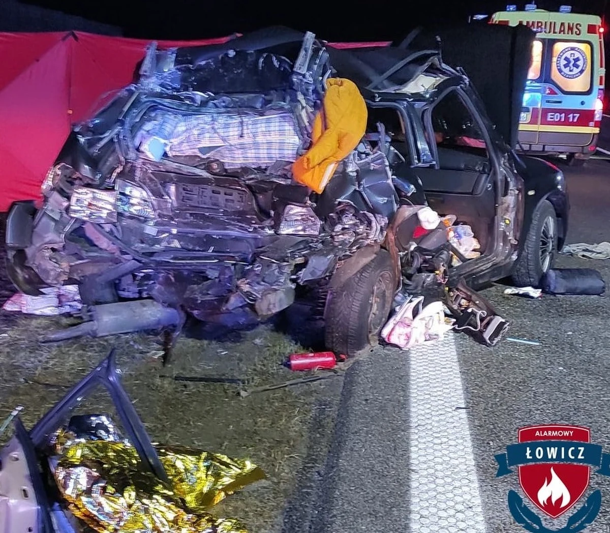 Trzy osoby - 29-letnia kobieta z dwójką dzieci - rocznym i dwuletnim - zginęły po zderzeniu samochodu osobowego z ciężarówką na A2 w pow. łowickim (woj. łódzkie). Rannych zostało dwóch mężczyzn i dwoje dzieci. Wszyscy to obywatele Ukrainy. Fiatem stilo jechało w sumie 7 osób - podali policjanci i strażacy.