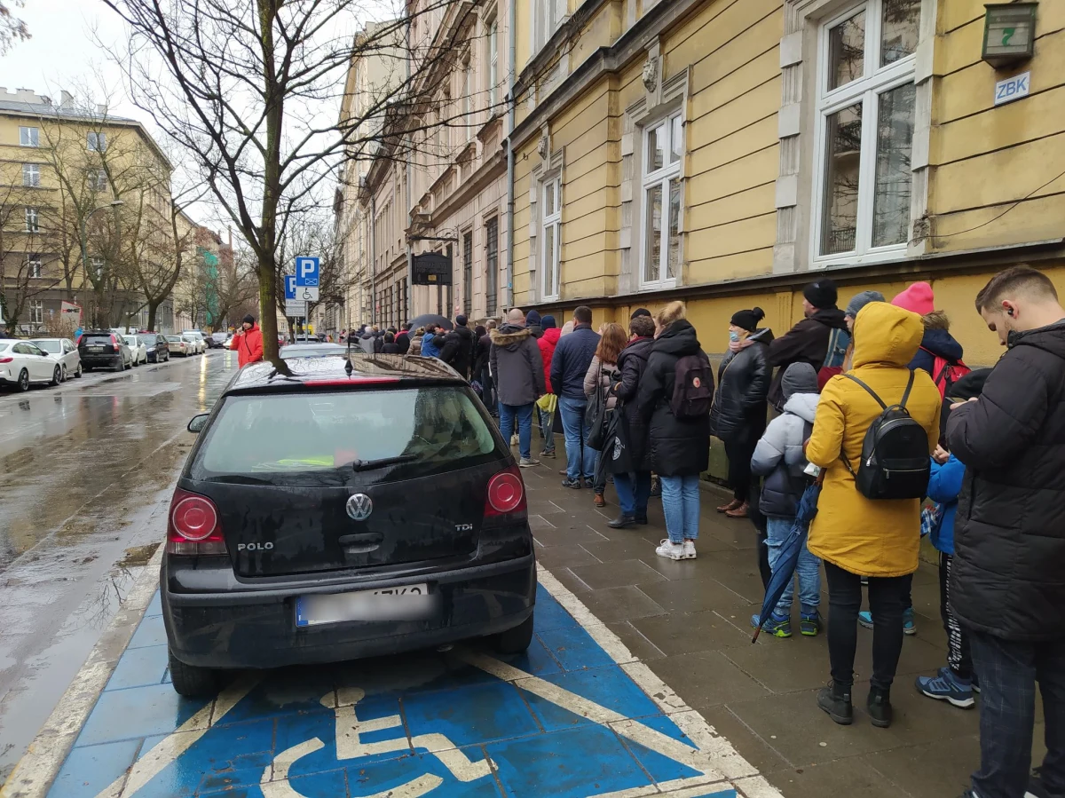 ​Wydziały paszportowe nie dają rady obsłużyć obywateli. Od kilku dni media informują o rosnących kolejkach. Jak pisze dziś "Rzeczpospolita", mają być zmiany. Tam, gdzie będzie to możliwe, punkty otworzą się w soboty.