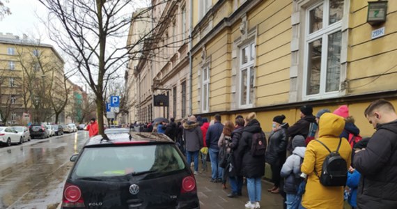 ​Wydziały paszportowe nie dają rady obsłużyć obywateli. Od kilku dni media informują o rosnących kolejkach. Jak pisze dziś "Rzeczpospolita", mają być zmiany. Tam, gdzie będzie to możliwe, punkty otworzą się w soboty.