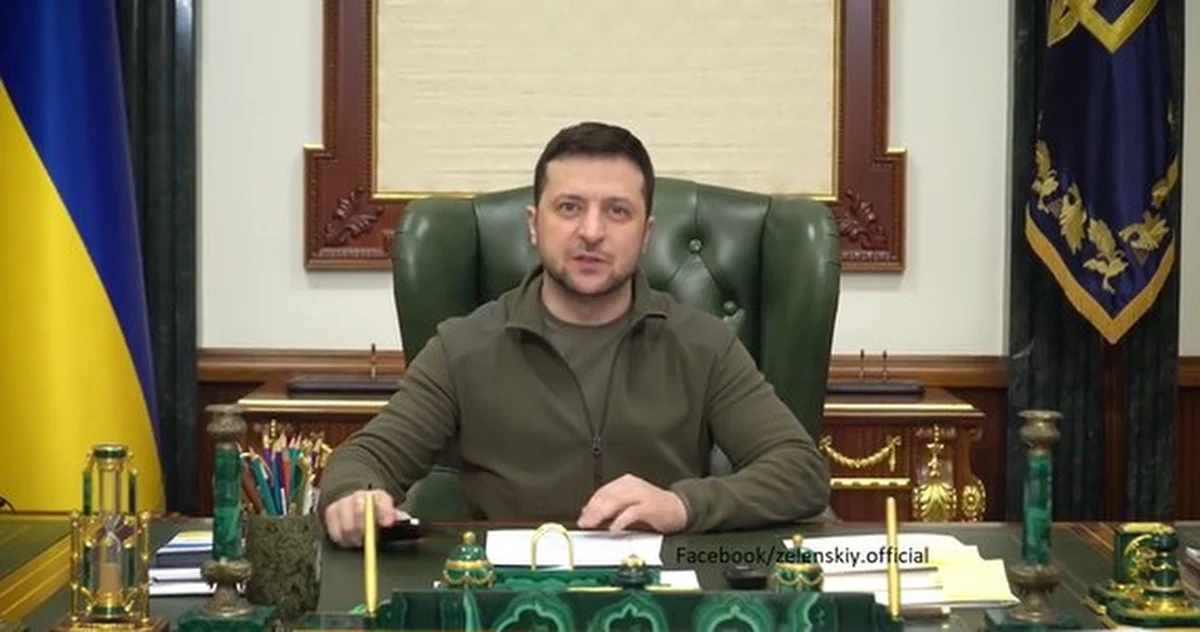 "Jestem tu, nigdzie się nie wybieram i pozostanę tutaj, w Kijowie" – mówił Wołodymyr Zełenski w poniedziałkowy wieczór w wystąpieniu telewizyjnym, transmitowanym – jak podkreślają zachodnie media – po raz pierwszy od rosyjskiej inwazji na Ukrainę z gabinetu prezydenta.