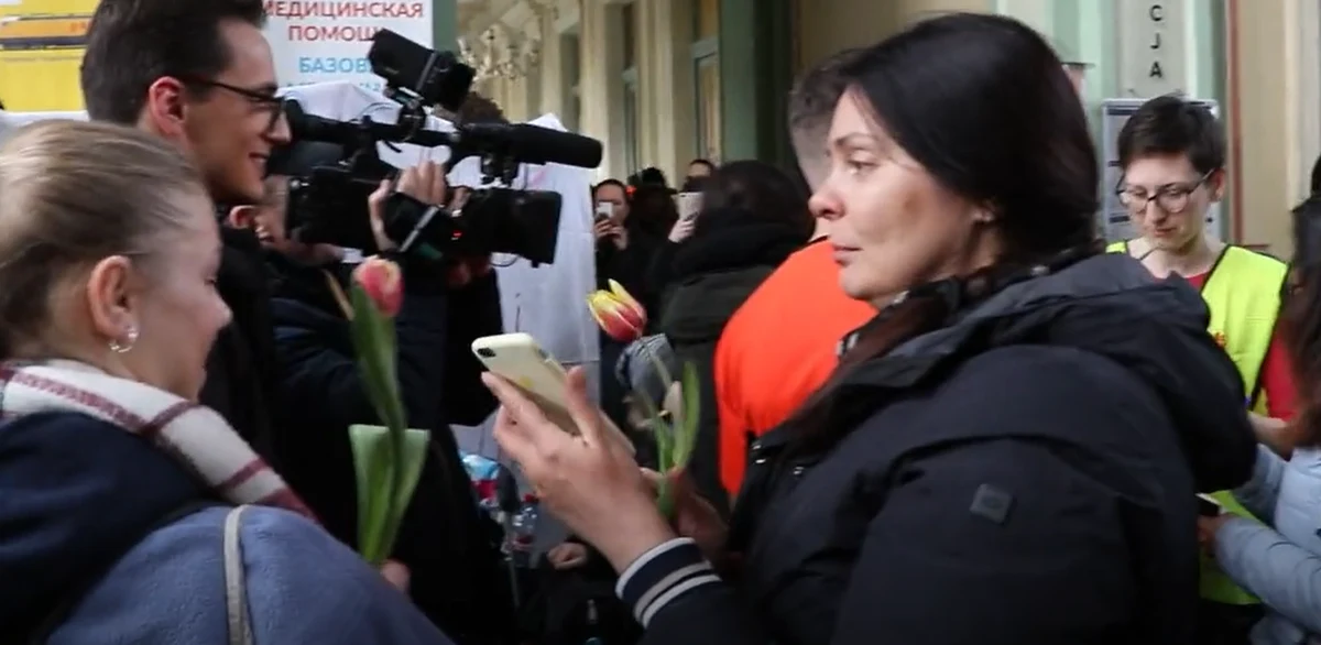 8 marca - Dzień Kobiet - był na Ukrainie radosnym świętem. Dziś ukraińskie kobiety uciekają z dziećmi z ogarniętego wojną kraju. Ale nawet w tych tragicznych okolicznościach były dla nich życznia i kwiaty od polskich ratowników medycznych.   