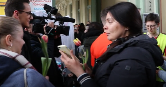8 marca - Dzień Kobiet - był na Ukrainie radosnym świętem. Dziś ukraińskie kobiety uciekają z dziećmi z ogarniętego wojną kraju. Ale nawet w tych tragicznych okolicznościach były dla nich życznia i kwiaty od polskich ratowników medycznych.   