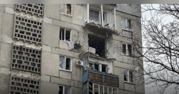 W atakowanym przez Rosjan Mariupolu na wschodzie Ukrainy ludzie chowają zwłoki swoich sąsiadów na podwórkach. Ponieważ nie ma prądu i gazu, gotują jedzenie na ogniskach - podaje mariupolska rada miejska, cytowana przez Ukrinform.