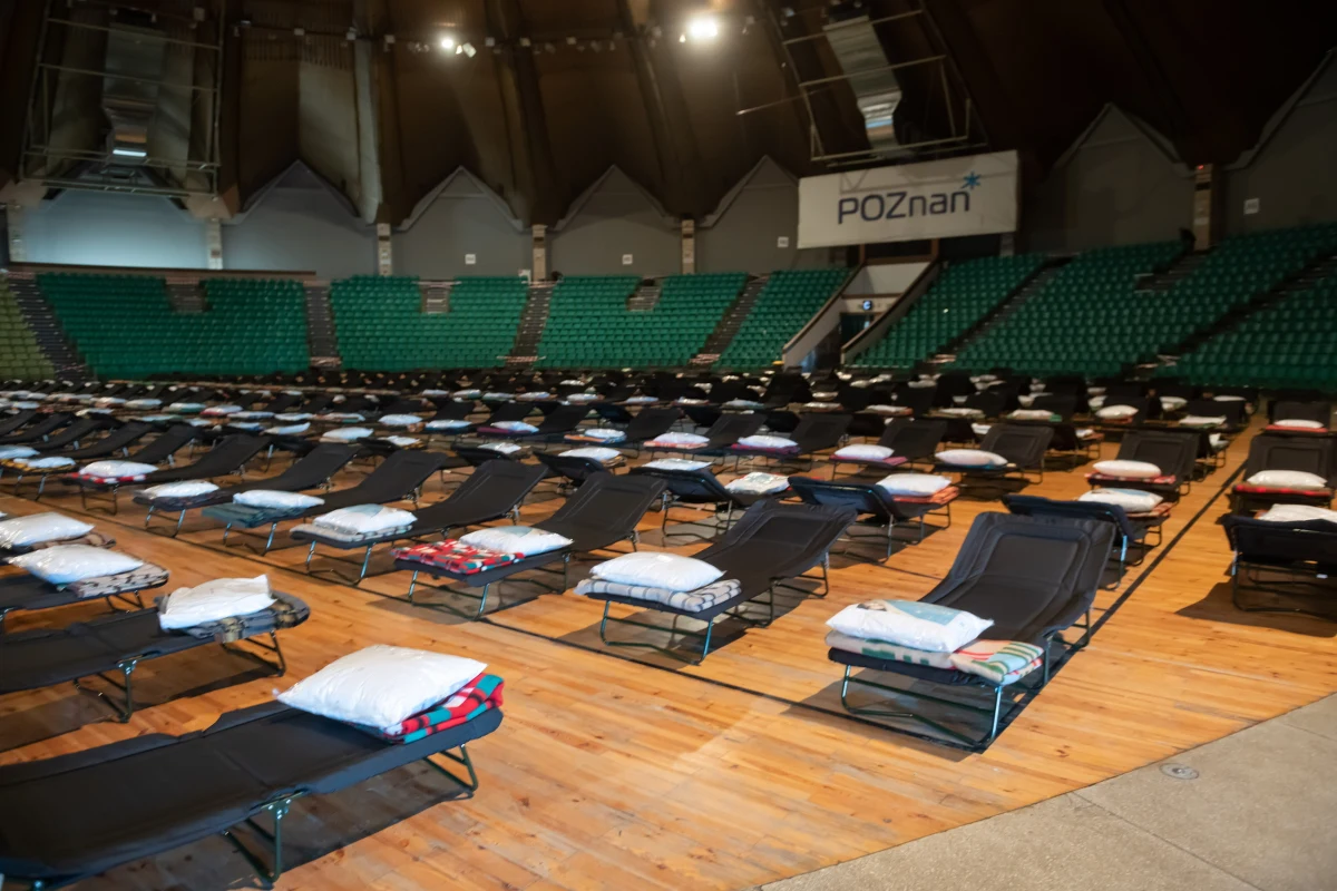Nawet tysiąc miejsc noclegowych udostępnionych zostanie uchodźcom z Ukrainy w Hali Widowiskowo-Sportowej Arena w Poznaniu - poinformował wojewoda wielkopolski Michał Zieliński. Pierwsze osoby z Ukrainy pojawią się w Arenie w ciągu najbliższych godzin.