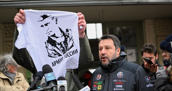 Tak chłodnego przyjęcia były wicepremier Włoch Matteo Salvini, mieniący się przyjacielem Władimira Putina, chyba się nie spodziewał. Salvini odwiedził dziś Przemyśl. Prezydent miasta Wojciech Bakun wręczył obecnemu senatorowi Włoch, koszulkę z wizerunkiem Putina. W podobnej ten pozował kilka miesięcy temu przed Kremlem. Włoscy dziennikarze powitali Salviniego wyzwiskami.