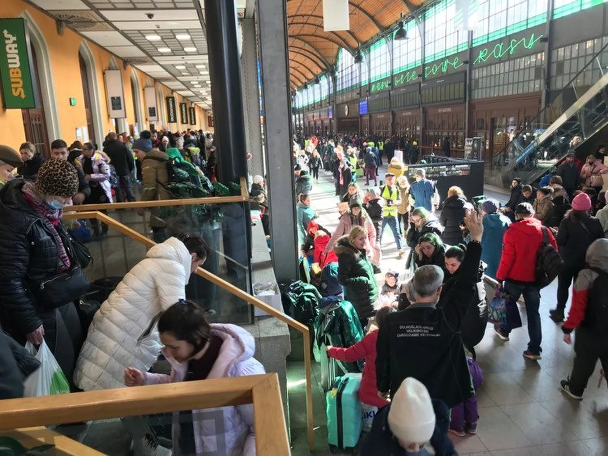 Tylko wczoraj z pociągów, które przyjechały do Wrocławia miało wysiąść ponad 7 tysięcy uchodźców z Ukrainy. Pół tysiąca osób spędziło ostatnią noc na dworcu. Potrzebne są tam śpiwory, karimaty i żywność.