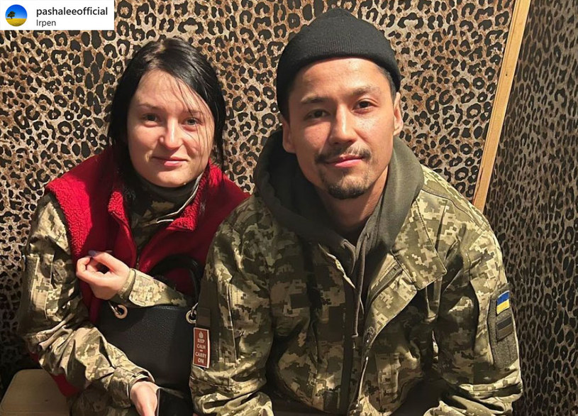 Nie żyje ukraiński aktor Pasza Lee. Zginął w czasie ostrzału miasta Irpień w Ukrainie. Na krótko przed śmiercią opublikował w sieci ostatnie zdjęcie. "Jesteśmy bombardowani" - pisał.