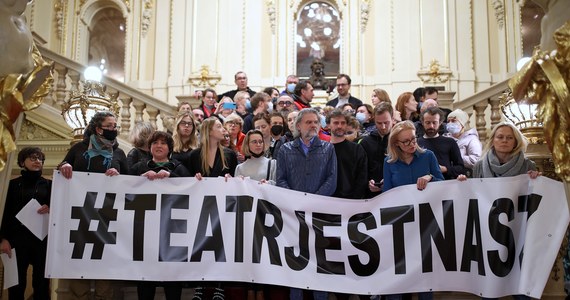 Dyrektor Teatru im. J. Słowackiego w Krakowie Krzysztof Głuchowski wzywa władze województwa do umorzenia postępowania, które wszczęto wobec niego. Chce przeprosin za publiczne pomówienie i usunięcia ze strony internetowej oświadczenia zarządu, które - jak wskazuje - naruszyło jego dobre imię.

