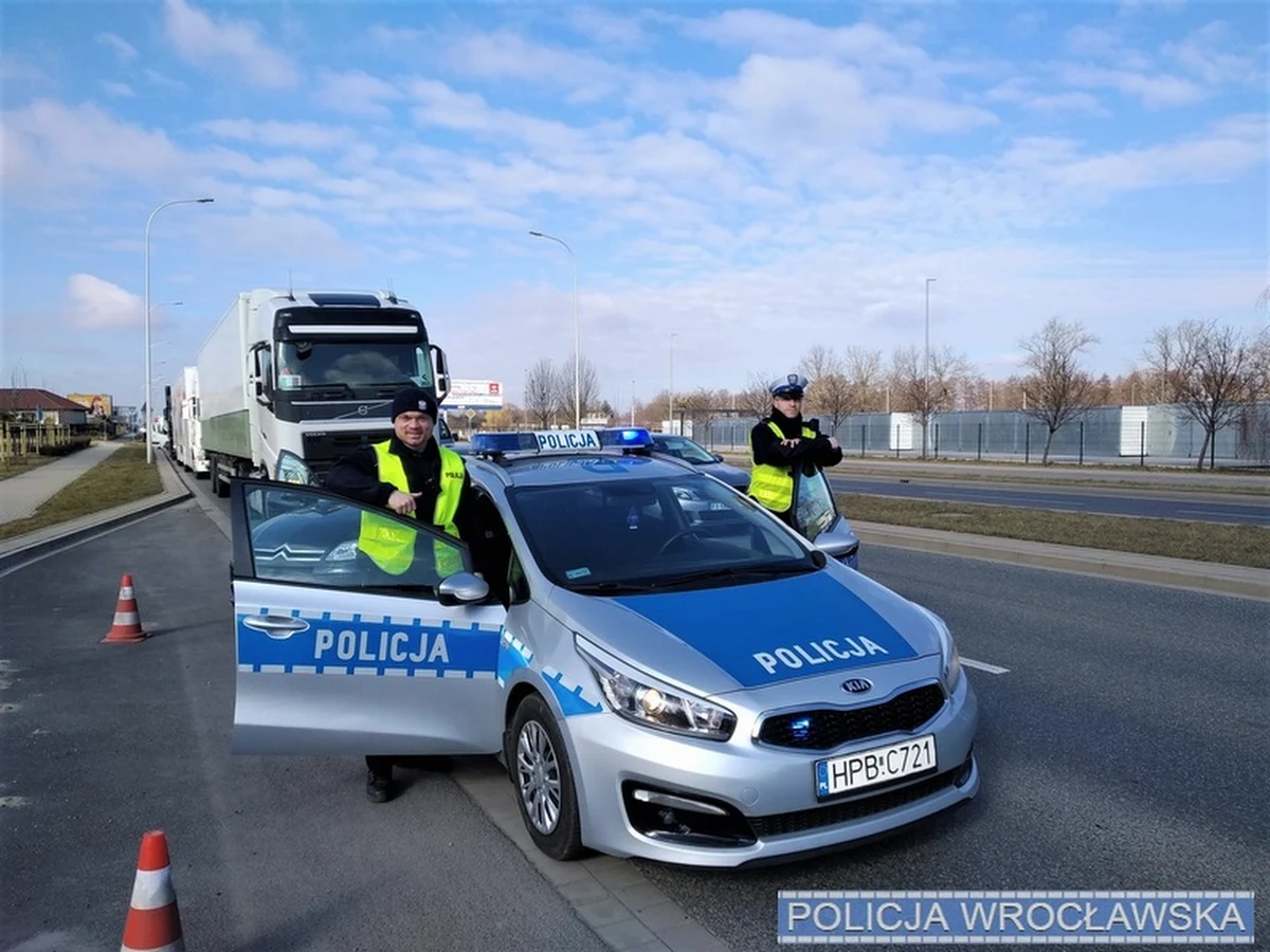 ​Policjanci z Komendy Miejskiej Policji we Wrocławiu pilotowali dziś konwój z Francji. Auta wiozące pomoc humanitarną jechały w stronę polsko-ukraińskiej granicy. Z pomocą funkcjonariuszy przejechały przez stolicę Dolnego Śląska i powiat wrocławski. 