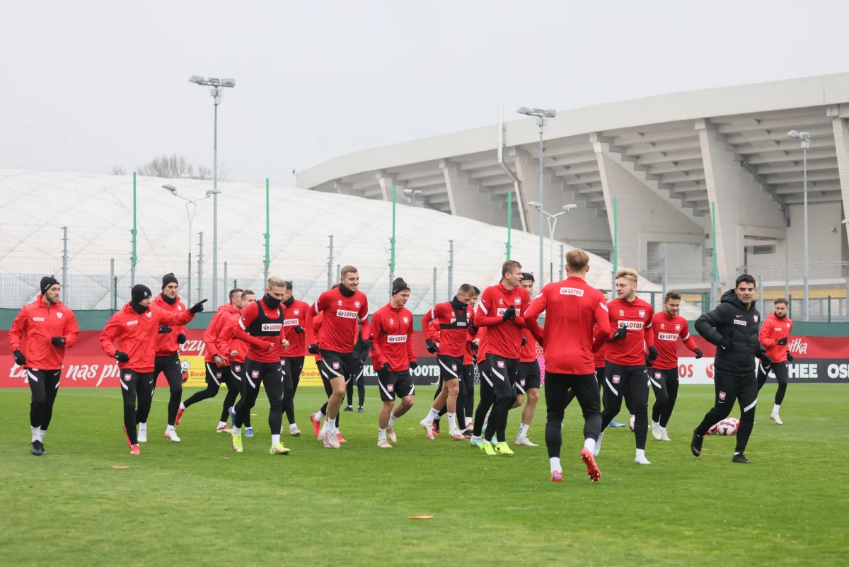 „Jest decyzja FIFA. Polska awansowała do finałów baraży. 29 marca zagra ze zwycięzcą pary Szwecja – Czechy” – przekazał na Twitterze sekretarz generalny Polskiego Związku Piłki Nożnej Łukasz Wachowski. "Innej sytuacji sobie chyba każdy z nas nie wyobrażał. Myślę, że to jest odpowiednia decyzja" - podkreślił na antenie Polsat Sport Premium kapitan reprezentacji Polski Robert Lewandowski. 