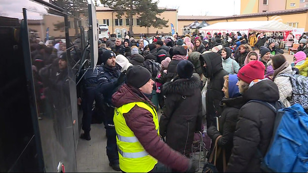 Te liczby szokują. Przez trzynaście dni wojny z Ukrainy uciekły już dwa miliony ludzi. Większość do Polski. To tyle ile do całej Europy wjechało w 2015 roku podczas kryzysu imigracyjnego. Ukraińcy, którzy przyjeżdżąją dzisiaj w większośći nie mają tu nikogo bliskiego. Najwięcej obywateli Ukrainy, ponad dwieście pięćdziesiąt tysięcy osób przekroczyło przejście graniczne w Medyce. W sumie do Polski przyjechało już milion dwieście pięćdziesiąt tysięcy uchodźców. Sama Warszawa ma już ich 200 tysięcy, Kraków 80, a Lublin 20 tysięcy. Materiał dla "Wydarzeń" przygotował Stanisław Wryk.


Pomagajmy Ukrainie - Ty też możesz pomóc!  Zobacz, jak?