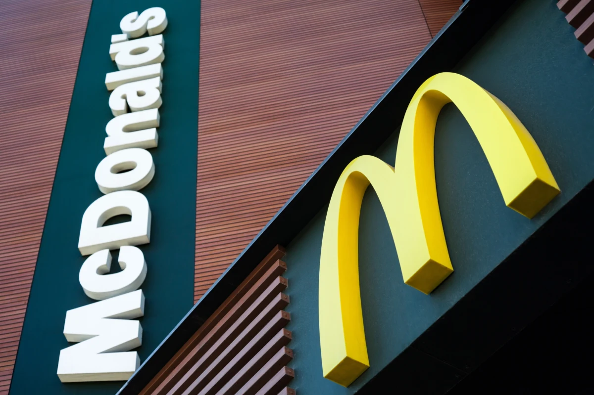 McDonald's poinformował o czasowym zamknięciu swoich restauracji i zawieszeniu ogółu działalności w Rosji. Większość działalności zawiesiło również General Electric. Spółka będzie świadczyć jedynie niezbędne usługi - przekazał Reuters. Według agencji, która powołuje się na informacje firmy, Yum Brands Inc, spółka matka m.in. sieci KFC wstrzymała inwestycję w Rosji. 