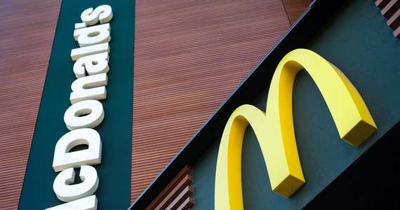 McDonald's poinformował o czasowym zamknięciu swoich restauracji i zawieszeniu ogółu działalności w Rosji. Większość działalności zawiesiło również General Electric. Spółka będzie świadczyć jedynie niezbędne usługi - przekazał Reuters. Według agencji, która powołuje się na informacje firmy, Yum Brands Inc, spółka matka m.in. sieci KFC wstrzymała inwestycję w Rosji. 