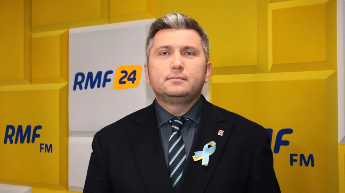 Polski Związek Koszykówki zapowiada uproszczenie procedur dla zawodników i zawodniczek z Ukrainy do lat 18, którzy chcieliby kontynuować w Polsce swoją przygodę z koszykówką. „Zgłaszają się już do klubów młodzi Ukraińcy, którzy chcą grać w koszykówkę. Z naszej strony nie będzie żadnych przeszkód do tego, by w przyspieszonym trybie przyznawać i wydawać licencje i pozwolenia” – zapewnia w rozmowie z RMF FM prezes Polskiego Związku Koszykówki Radosław Piesiewicz.