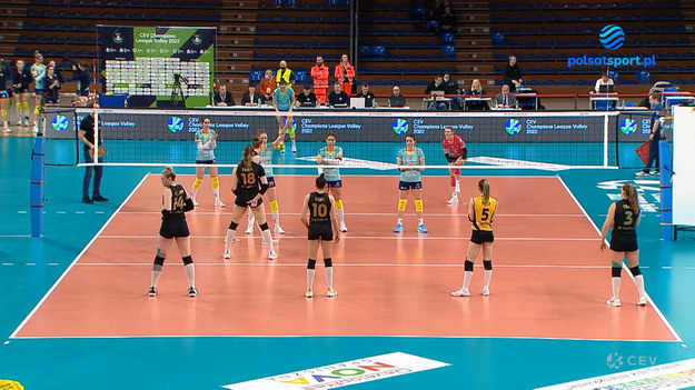 W pierwszym meczu ćwierćfinałowym Ligi Mistrzyń siatkarki Developres Bella Dolina Rzeszów wygrały we własnej hali z VakifBank Stambuł 3:2 (13:25, 29:27, 19:25, 29:27, 15:13).

 

Developres Rzeszów - VakifBank Stambuł 3:2 (13:25, 29:27, 19:25, 29:27, 15:12)