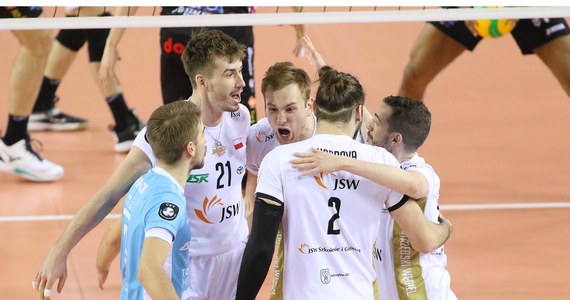 Siatkarze Jastrzębskiego Węgla pokonali na wyjeździe włoski zespół Cucine Lube Civitanova 3:0 (25:22, 25:23, 25:19) w pierwszym meczu ćwierćfinałowym Ligi Mistrzów. Rewanż 16 marca w Jastrzębiu-Zdroju. „Na pewno mamy teraz łatwiejszą drogę do półfinału, wystarczy, że we własnej hali wygramy dwa sety. Nie ma się jednak co podniecać i chwalić, bo jeszcze nie awansowaliśmy" - powiedział po spotkaniu Tomasz Fornal.