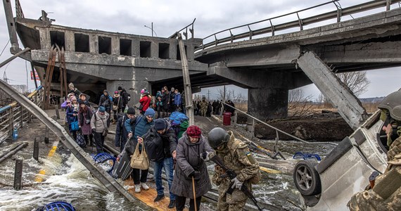 Most na rzece w Irpieniu stał się jednym z najmocniejszych symboli wojny na Ukrainie. Świat obiegły zdjęcia, na których widać przerażonych ludzi szukających pod zniszczoną konstrukcją schronienia przed kolejnymi nalotami rosyjskich wojsk, a następnie uciekających po prowizorycznych kładkach. 