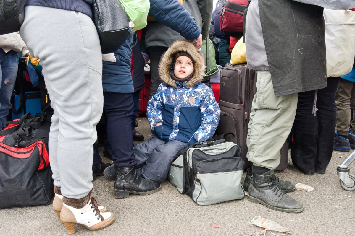 Milion uchodźców wojennych z Ukrainy to dzieci - wynika z danych opublikowanych przez organizację Save The Children. Nie wszystkie opuściły ojczyznę pod opieką mam czy babć. "Rodzice decydują się na desperacki krok, by ratować swoje dzieci. Odsyłają dzieci z sąsiadami albo znajomymi, by zapewnić im bezpieczeństwa poza Ukrainą, a sami zostają, by chronić swoje domy" - mówi Irina Saghoyan, szefowa Save The Children na Europę Wschodnią.