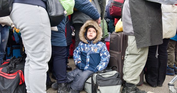 Milion uchodźców wojennych z Ukrainy to dzieci - wynika z danych opublikowanych przez organizację Save The Children. Nie wszystkie opuściły ojczyznę pod opieką mam czy babć. "Rodzice decydują się na desperacki krok, by ratować swoje dzieci. Odsyłają dzieci z sąsiadami albo znajomymi, by zapewnić im bezpieczeństwa poza Ukrainą, a sami zostają, by chronić swoje domy" - mówi Irina Saghoyan, szefowa Save The Children na Europę Wschodnią.