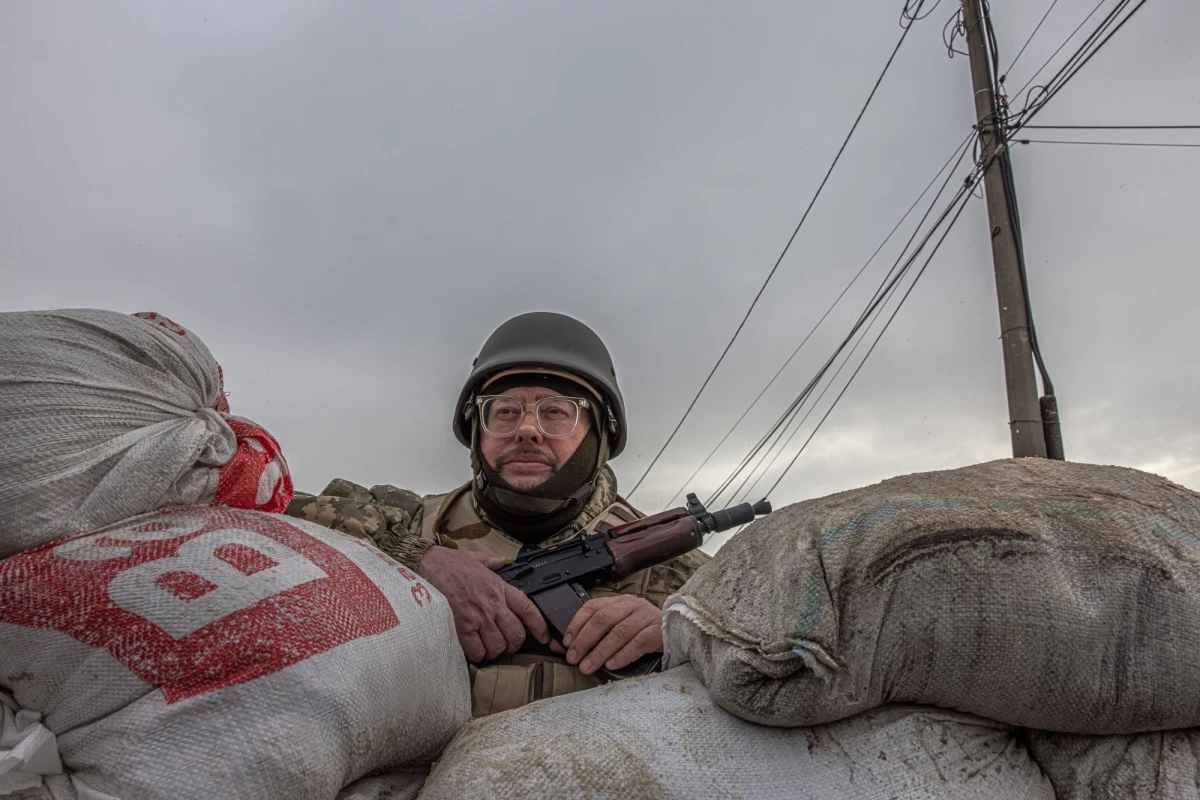 Jeszcze dwa tygodnie temu mieszkańcy stolicy Ukrainy robili zakupy, posyłali dzieci do szkoły, szli do biur. Rosyjska inwazja wszystko zmieniła. Walcząc, i to dosłownie, o swoje życie, mieszkańcy Kijowa z cywilów zmienili się w ochotników – zgłosili się do obrony terytorialnej i chwycili za broń. 