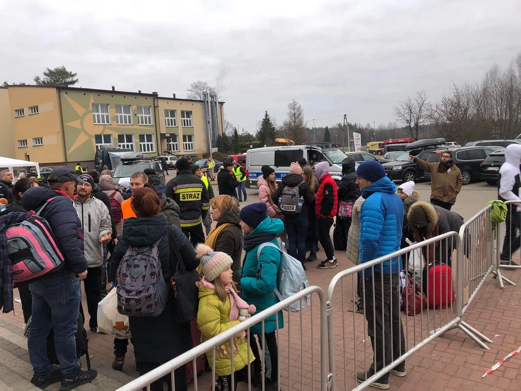 Ludzie czekający na transport do kolejnych miejscowości