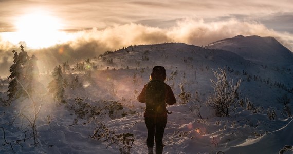 Opady śniegu, pełne zachmurzenie i ograniczona widoczność – tak było rano w Beskidach. Ratownicy GOPR poinformowali, że warunki na szlakach turystycznych są trudne. Na Babiej Górze obowiązuje II stopień zagrożenia lawinowego.