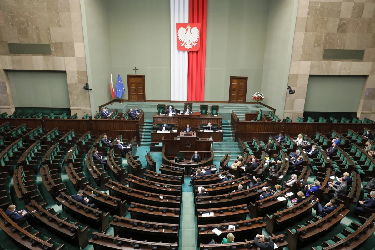 Będą kolejne poprawki do ustawy o pomocy uchodźcom z Ukrainy. Sejm kończy pracę nad przepisami, które mają zalegalizować pobyt uchodźców z Ukrainy, przyznają im prawo do pracy, edukacji i służby zdrowia.